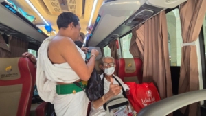 Mbah Mardi, Jemaah Berusia 103 Tahun yang Menaklukkan Keterbatasan di Tanah Suci