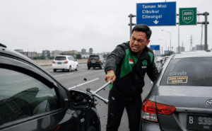 Viral! Emosi Tak Bisa Menyalip, Pengemudi Mobil Sigra Sengaja Serempet dan Hantam Spion Korban di Tol JORR