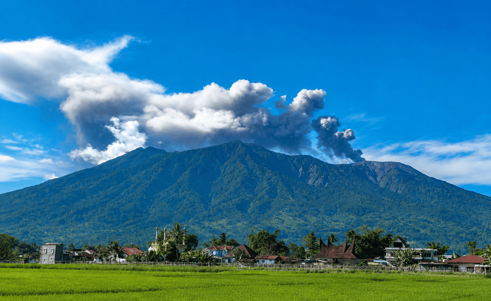Marapi Berstatus Waspada: Warga Dilarang Dekati Radius 3 Km dari Kawah