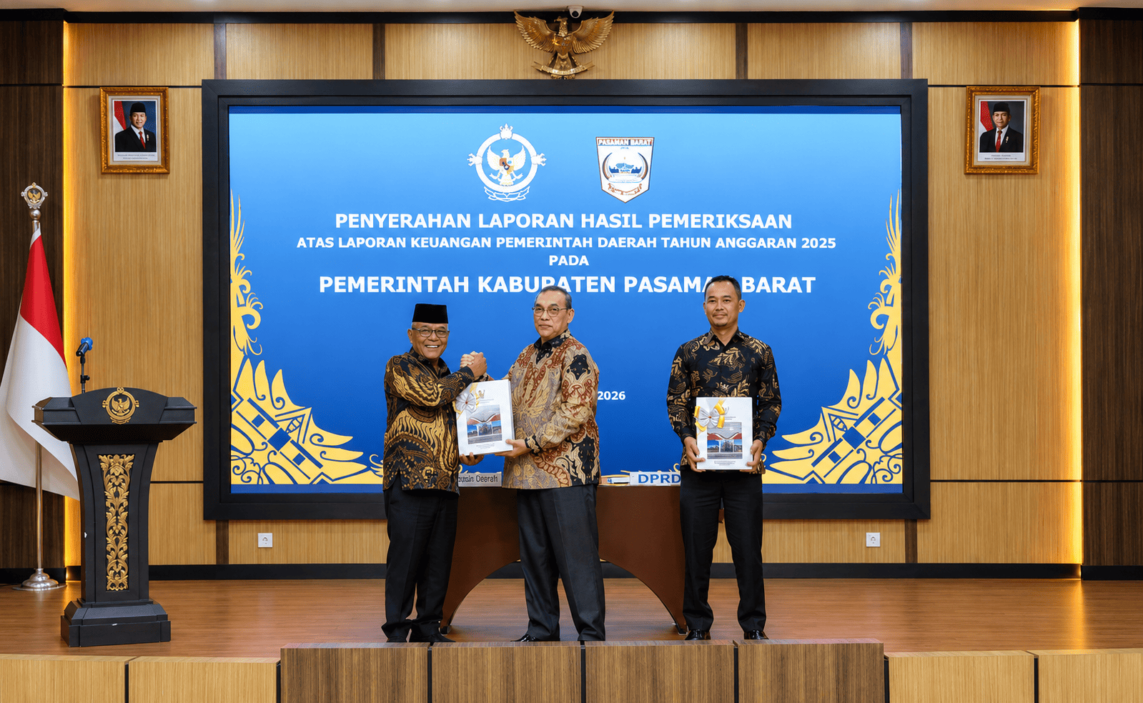 Bupati dan Ketua DPRD Pasaman Barat Terima Langsung Opini WTP LKPD 2025 di Padang