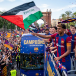 Bintang Barca Lamine Yamal Tuai Pujian Usai Kibarkan Bendera Palestina di Parade Juara La Liga