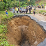 Jalan Amblas Mirip ‘Sinkhole’, 2.000 Jiwa di Situjuah Ladang Laweh Terisolasi