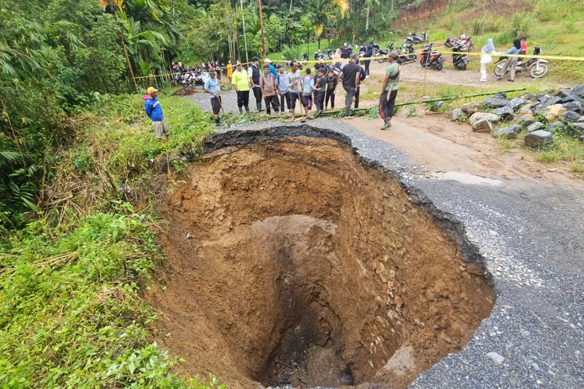 Jalan Amblas Mirip ‘Sinkhole’, 2.000 Jiwa di Situjuah Ladang Laweh Terisolasi