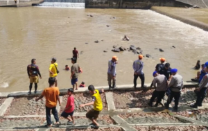 Pemulung Hanyut di Padang, Tiga Perahu Karet Diturunkan Cari Korban