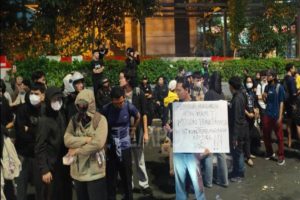 Aksi Mahasiswa di Jantung Ibu Kota: Polisi Buka Jalan, Demonstran Enggan Bubar