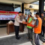 Polres Dharmasraya Salurkan Zakat Penghasilan Personel Kepada Warga Kurang Mampu
