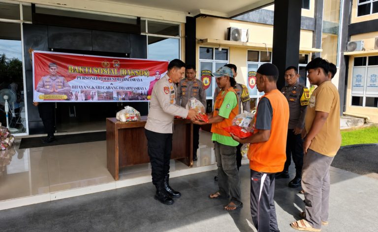 Polres Dharmasraya Salurkan Zakat Penghasilan Personel Kepada Warga Kurang Mampu