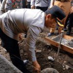 Hari Bhayangkara Ke-80 Kapolres Pasaman Barat Bedah Rumah Nenek Kartini