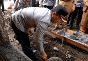Hari Bhayangkara Ke-80 Kapolres Pasaman Barat Bedah Rumah Nenek Kartini