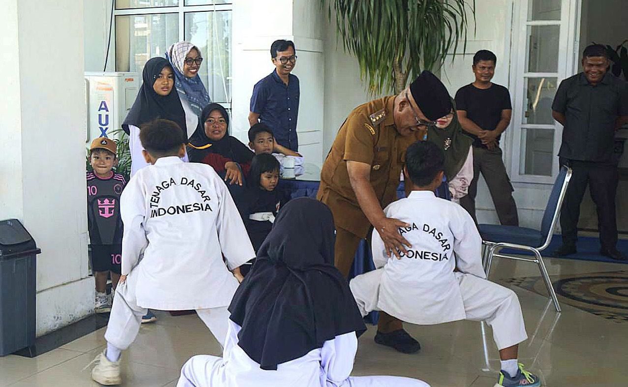 Bupati Yulianto Lepas 23 Atlet Silat Pasaman Barat ke Kejurnas Rektor UNP