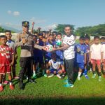 Dukung Pembinaan Generasi Muda, Polsek Lubuk Basung Serahkan Bantuan Bola pada SSB Academy Tunas Harapan
