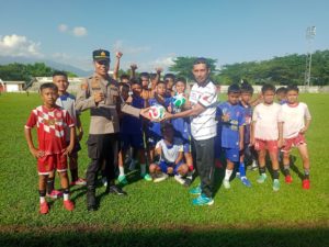Dukung Pembinaan Generasi Muda, Polsek Lubuk Basung Serahkan Bantuan Bola pada SSB Academy Tunas Harapan